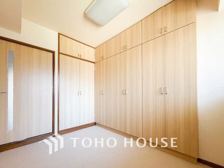 一日の疲れをいやしてくれる主寝室。自分時間を快適に過ごすプライベートルーム。