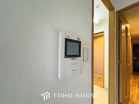 誰が来てもわかる様にモニター付きインターホンを設置。