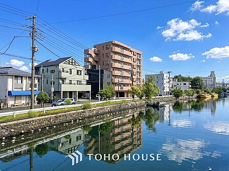 爽やかな青空の下に贅沢なほどに降り注ぐ陽光、豊かな居住性と、クオリティが見事に調和した住空間。