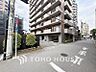 外観：前面道路含む現地写真『快適』は「家」と「街」と「環境」が調和した時に訪れるだと改めて感じさせてくれます。