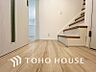 室内：各フロアを結ぶ階段。集いの空間と一人の時間を楽しむプライベートルームをバランスよく繋いでいます。