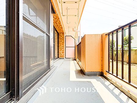 暮らしの中で光と風を演出してくれるバルコニー。