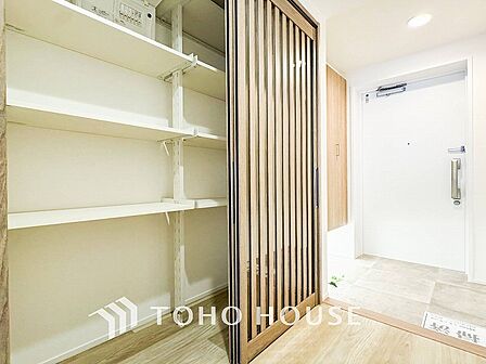 居住者の帰り、訪れる方を優しく迎えてくれる玄関です。