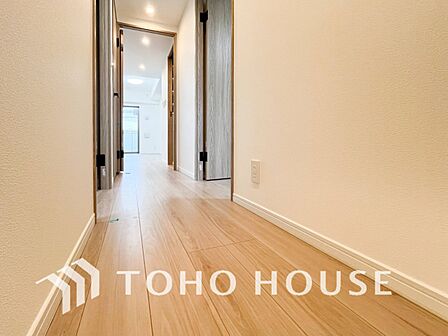 上質感漂う廊下。居住者の帰り、訪れる方を優しく迎え安らぎに満ちた生活空間を予感させます。