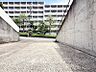 駐車場：カースペースもゆとりある空間を保っています。