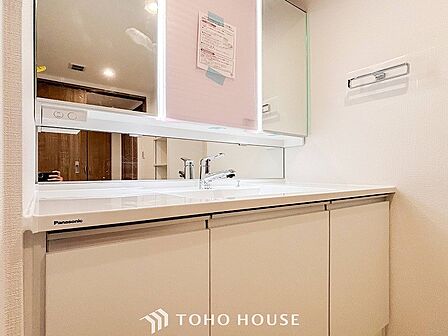洗面台・洗面所三面鏡裏収納には化粧品や洗面用品類をすっきり整理できます。