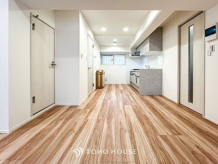 自然と家族が集う、開放感のある明るいダイニング。
