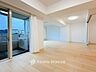 室内：家族と過ごすひと時を溢れる光が優しく包み込むリビングダイニング。