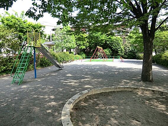 住宅街の中、坂...