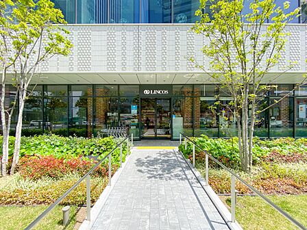 北仲ブリック＆ホワイト内に併設されたスーパー。朝9時から夜10時まで営業。