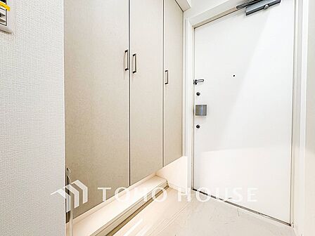清潔感溢れる玄関がお出迎えする本邸宅の物語は、ここから始まる日常を期待させます。