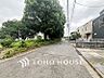外観：前面道路含む現地写真『快適』は「家」と「街」と「環境」が調和した時に訪れるだと改めて感じさせてくれます。