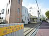 周辺：カラフルな通園バスが目を引く幸ヶ谷幼稚園。みなとみらいを望む丘の上に建っています。一週間のうち二日お弁当二日給食になっているのも働くママにはありがたい！