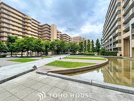 重厚感と統一感のある街並みを演出する外観デザイン。