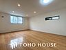 リビング/ダイニング：戸建てならではのリビング。落ち着いた色調のリビングは家族団欒の憩いの場所です。
