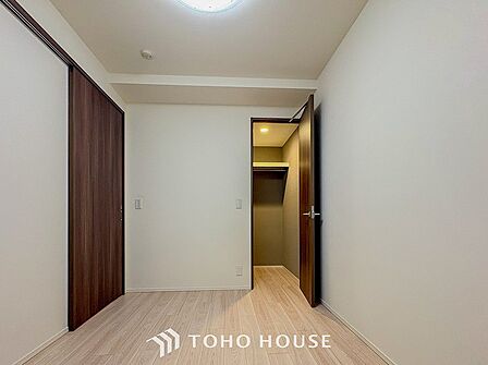 一日の疲れをいやしてくれる主寝室。自分時間を快適に過ごすプライベートルーム。