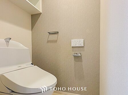 トイレはシンプルにホワイトで統一。