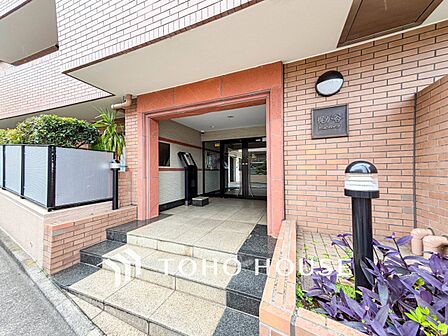 住む人や訪れる人やさしくエスコートする玄関アプローチ。