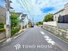 外観：前面道路含む現地写真『快適』は「家」と「街」と「環境」が調和した時に訪れるだと改めて感じさせてくれます。