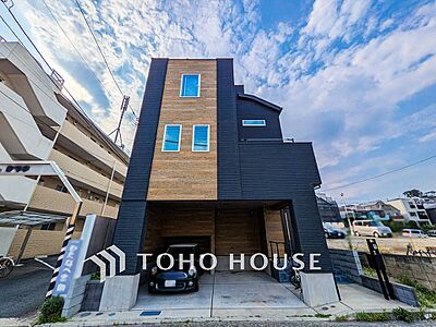 外観:爽やかな青空の下に贅沢なほどに降り注ぐ陽光、豊かな居住性と、クオリティが見事に調和した住空間。 外観:爽やかな青空の下に贅沢なほどに降り注ぐ陽光、豊かな居住性と、クオリティが見事に調和した住空間。