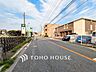 外観：前面道路含む現地写真『快適』は「家」と「街」と「環境」が調和した時に訪れるだと改めて感じさせてくれます。