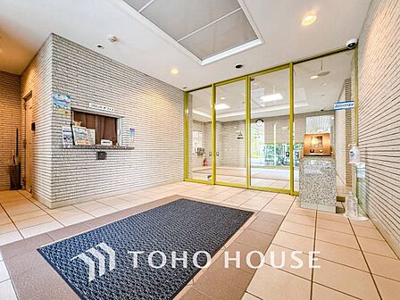 シャープでスタイリッシュなデザインが印象的な洗練の住まい。居住者を温かく迎えてくれる。