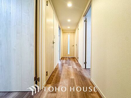 上質感漂う廊下。居住者の帰り、訪れる方を優しく迎える・安らぎに満ちた生活空間を予感させる。