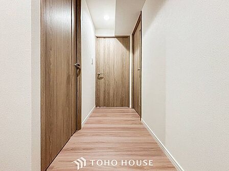 上質感漂う廊下。居住者の帰り、訪れる方を優しく迎える・安らぎに満ちた生活空間を予感させる。