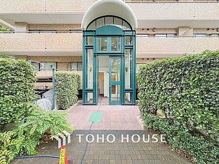 プライベート感が高まる、居住者を優しく迎え入れてくれるエントランス。