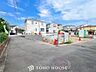 外観：前面道路含む現地写真『快適』は「家」と「街」と「環境」が調和した時に訪れるだと改めて感じさせてくれます。