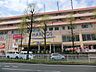 周辺：スーパーや100円ショップ、ドラッグストアや衣料品店が入った施設です。お車でのお買い物にも便利です。