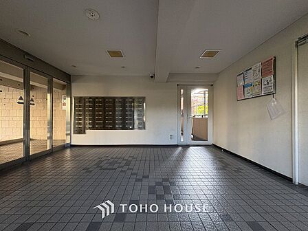 住まう誇らしさと安心感を演出する落ち着いた雰囲気のエントランス。