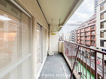 暮らしの中で光と風を演出してくれるバルコニー。