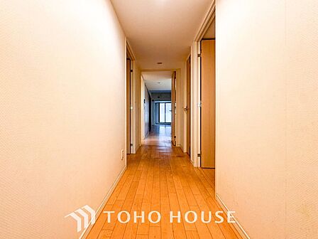 やわらかな陽射しがふりそそぎ、ゆったりした時間が流れる室内。