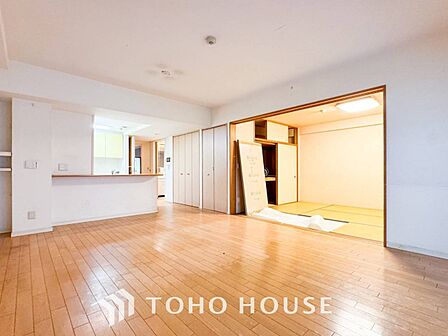 自然と家族が集う、開放感のある明るいダイニング。