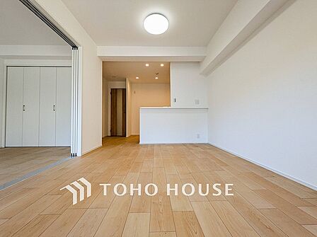 家族と過ごすひと時を溢れる光が優しく包み込むリビングダイニング。