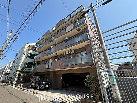 前面道路含む現地写真『快適』は「家」と「街」と「環境」が調和した時に訪れるだと改めて感じさせてくれます。