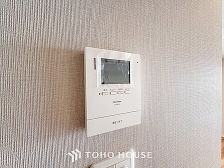 誰が来てもわかる様にモニター付きインターホンを設置。