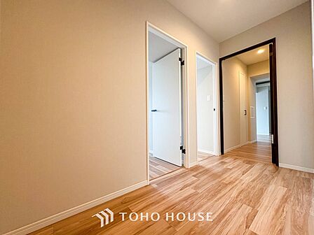 上質感漂う廊下。居住者の帰り、訪れる方を優しく迎え安らぎに満ちた生活空間を予感させます。