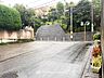 外観：前面道路含む現地写真『快適』は「家」と「街」と「環境」が調和した時に訪れるだと改めて感じさせてくれます。