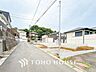 外観：前面道路含む現地写真『快適』は「家」と「街」と「環境」が調和した時に訪れるだと改めて感じさせてくれます。