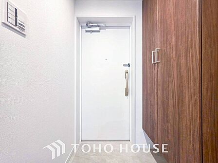 居住者の帰り、訪れる方を優しく迎えてくれる開放感のある玄関。