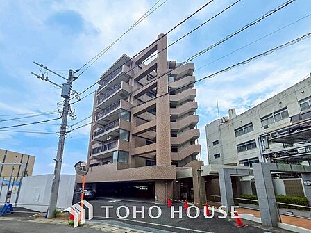 前面道路含む現地写真『快適』は「家」と「街」と「環境」が調和した時に訪れるだと改めて感じさせてくれます。