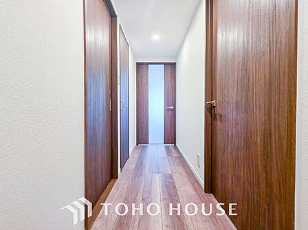 上質感漂う廊下。居住者の帰り、訪れる方を優しく迎える・安らぎに満ちた生活空間を予感させる。