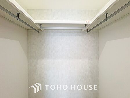 衣類だけでなく大きな荷物も収納でき、お部屋がすっきりします。