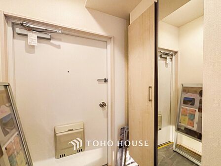 居住者の帰り、訪れる方を優しく迎えてくれる開放感のある玄関。