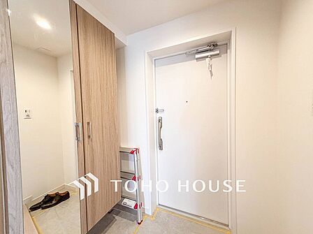 居住者の帰り、訪れる方を優しく迎えてくれる開放感のある玄関。
