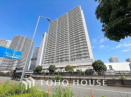 重厚感と統一感のある街並みを演出する外観デザイン。