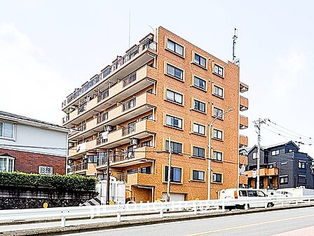 住む人を映し出す洗練された佇まいは、いつまでも輝き続けながらいつしか街の風景に溶け込んでいきます。