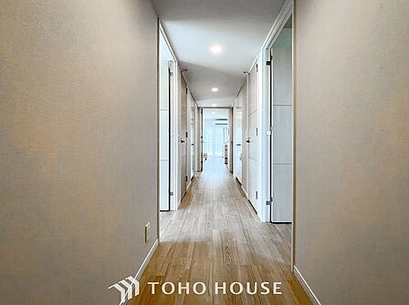 上質感漂う廊下。居住者の帰り、訪れる方を優しく迎え安らぎに満ちた生活空間を予感させる。